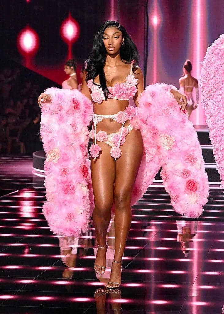 atlet seperti Angel Reese (bintang WNBA) dan Sunisa Lee (peraih emas Olimpiade) di Victoria’s Secret Fashion Show 2025