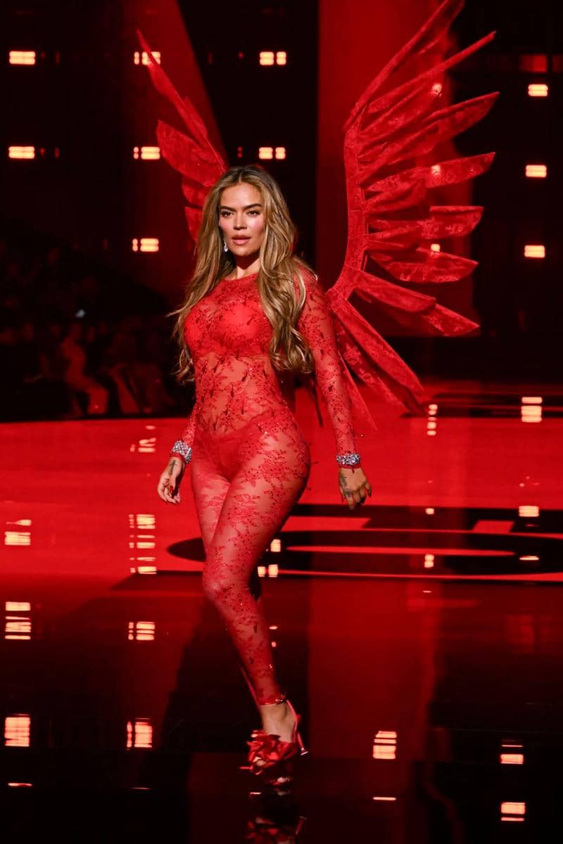 Karol G unjuk performa dalam catsuit merah berkilau