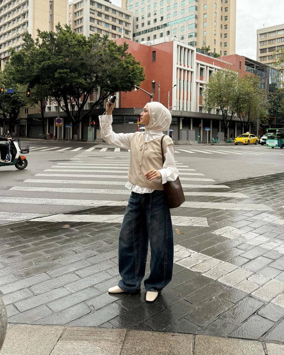 Outfit Baggy Jeans dan Vest Latte