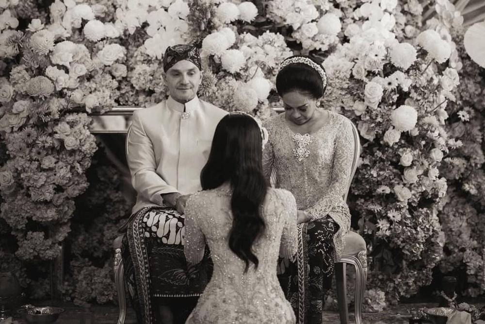 Wrapped in their embrace, I found the strength to step into a new chapter. Sungkeman 🩷Venue- @t.jpg