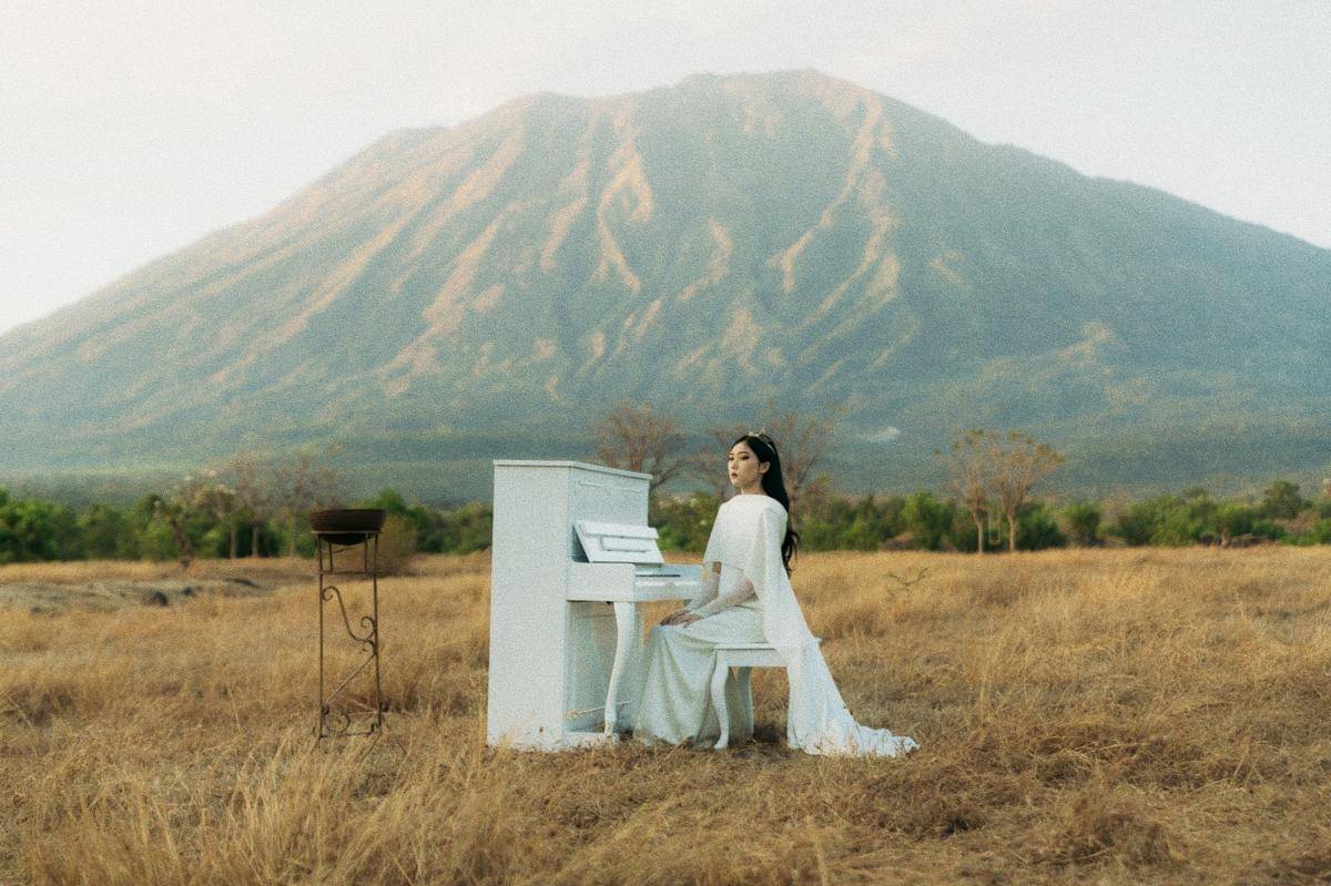 2. ISYANA SARASVATI - I_M ON MY WAY PUBLICITY PHOTO.JPG