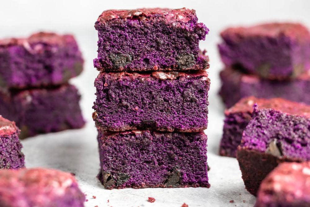 Ilustrasi brownies ubi ungu. (butfirstboba.com)