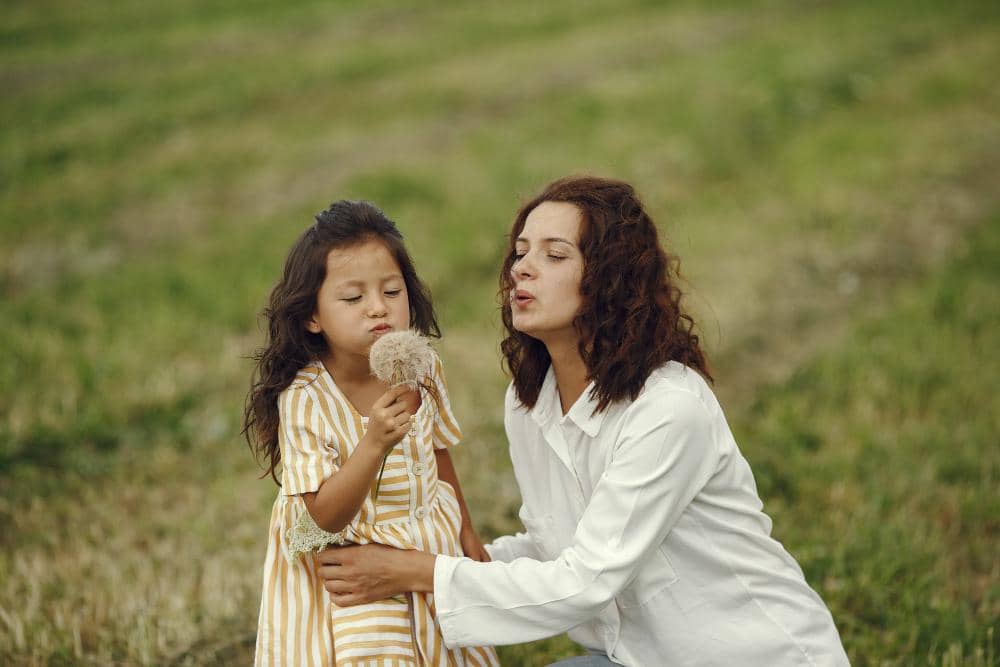 ilustrasi ibu dan anak perempuan (freepik.com/prostooleh)