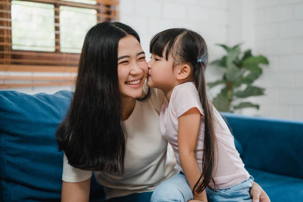 ilustrasi ibu dan anak perempuan (freepik.com/tirachardz)