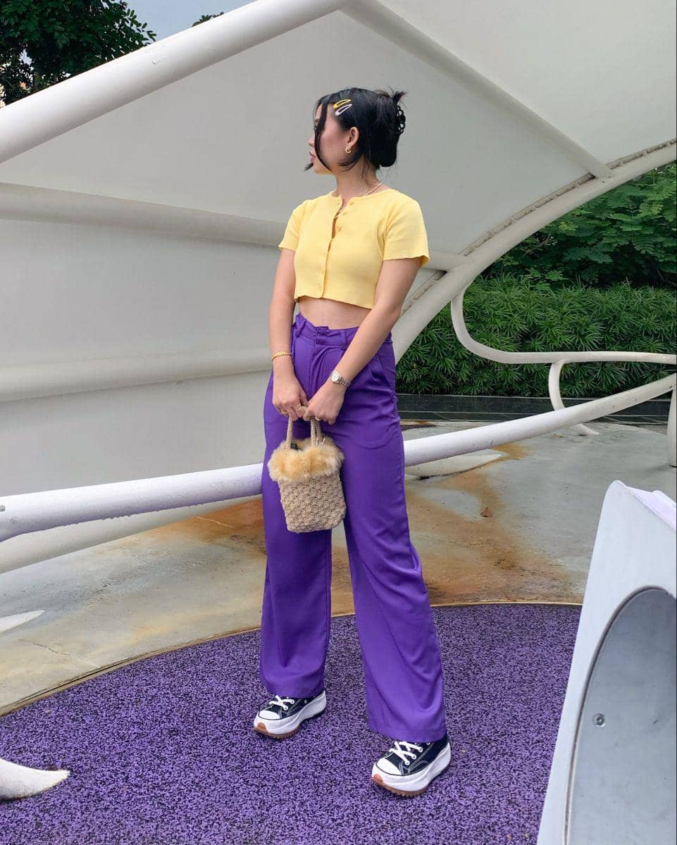Celana ungu dan top kuning