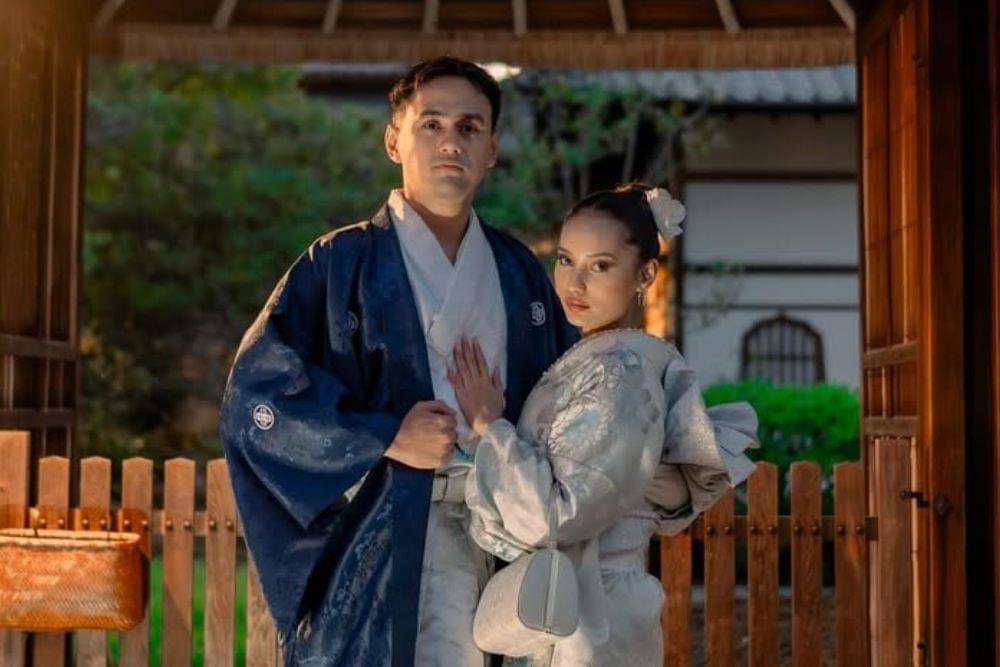 Potret Mesra Lamaran Indian Akbar dan Siska ‘Minbite’ di Jepang