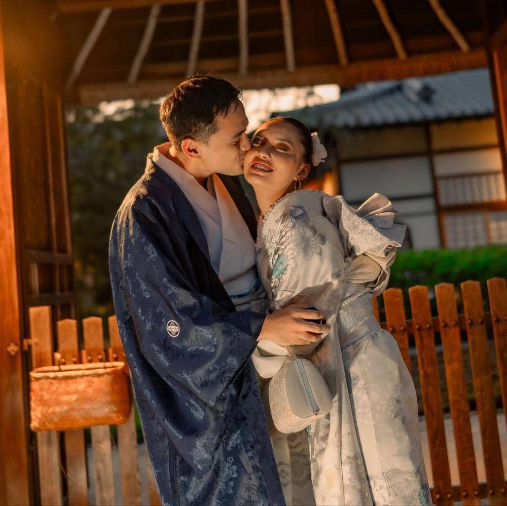 Potret Mesra Lamaran Indian Akbar dan Siska ‘Minbite’ di Jepang