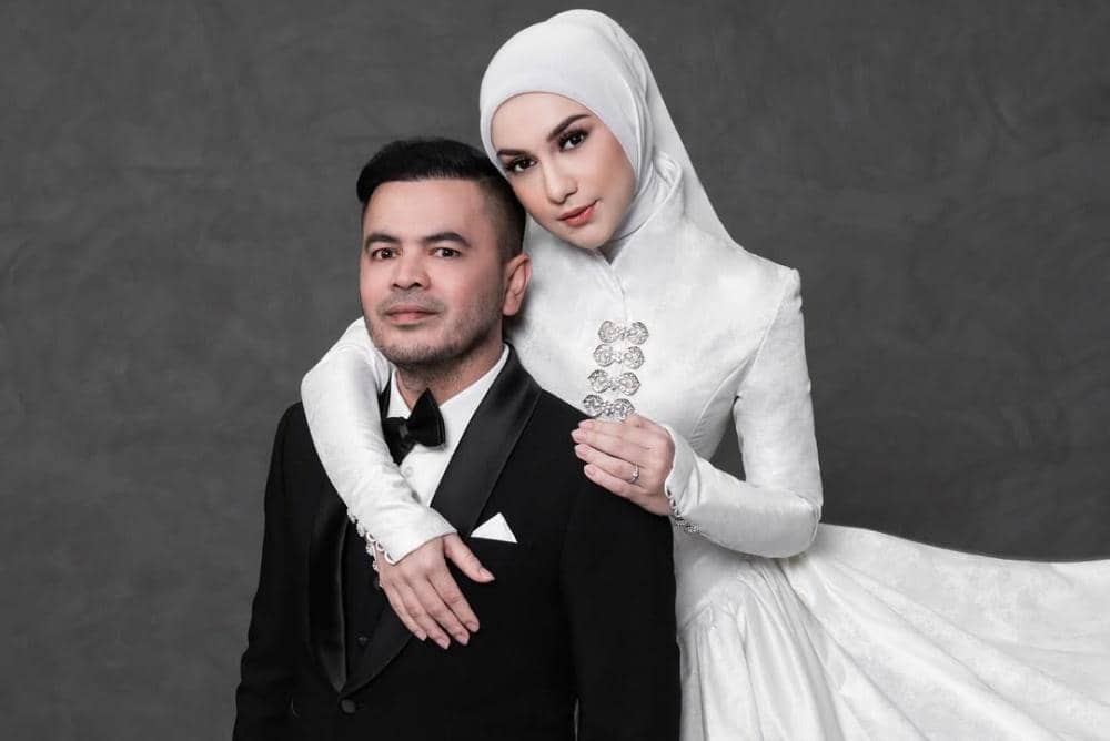 Bahagia selamanya 🤍 @_irishbella_ & @haldy_sabri Photo by @riomotret @riomotretofficial Stylist.jpg