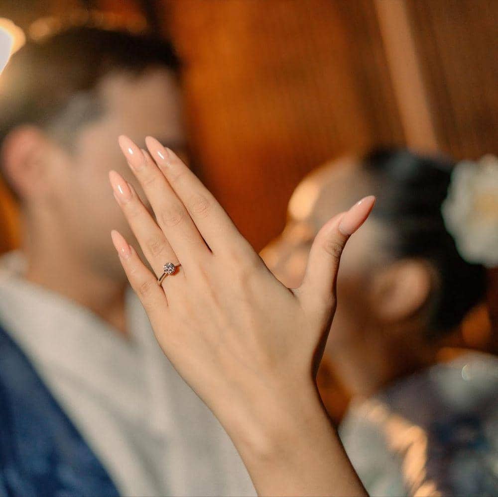 Potret Mesra Lamaran Indian Akbar dan Siska ‘Minbite’ di Jepang