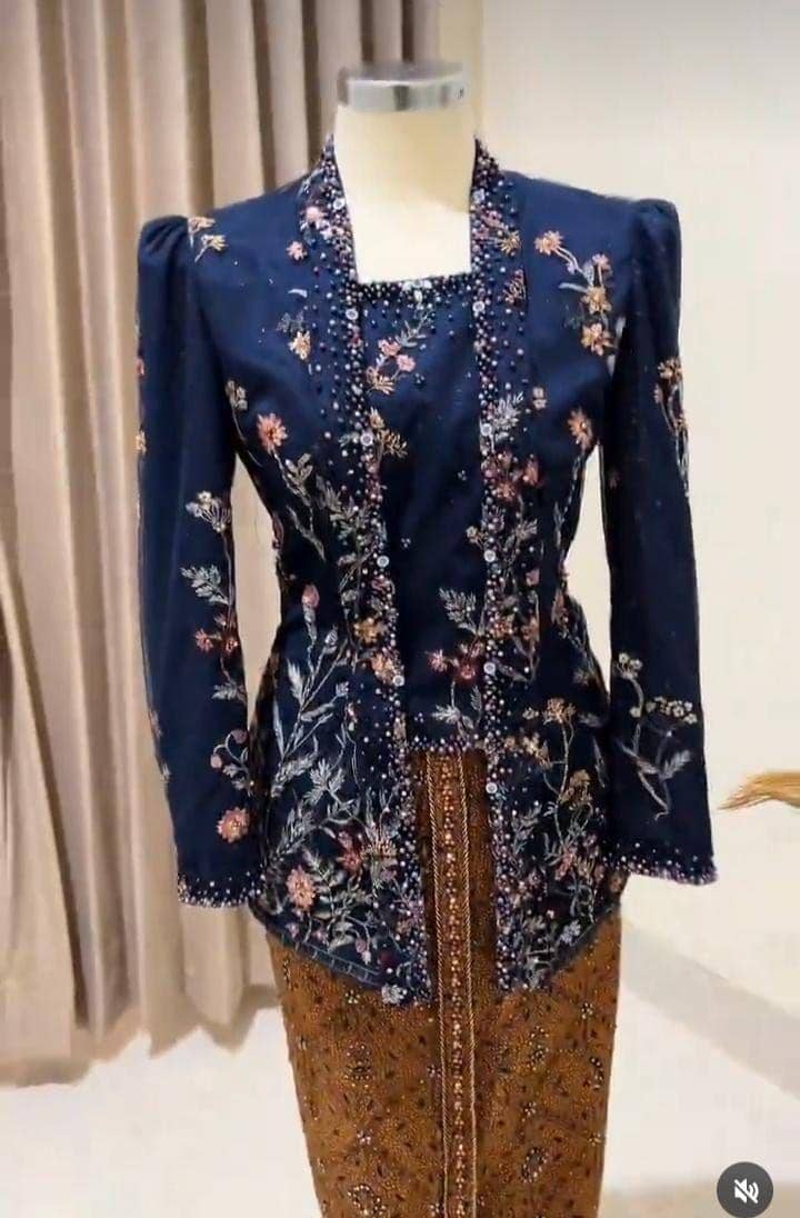 Kebaya biru dongker kutubaru