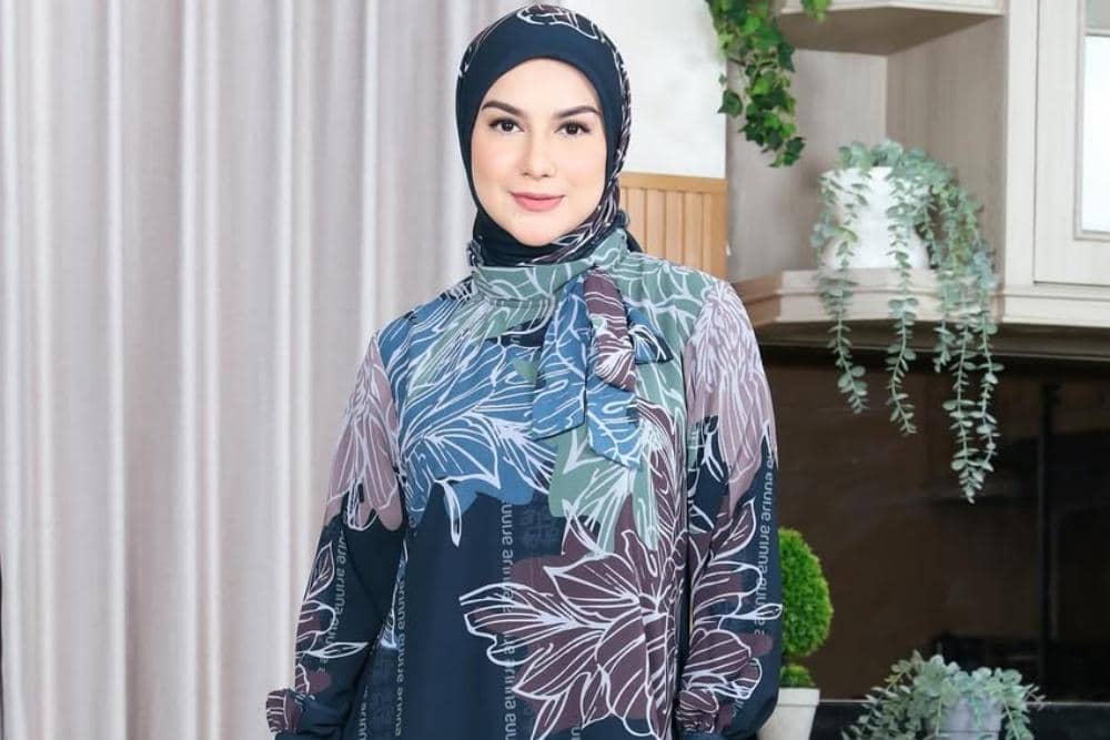 Always love the modern look of @arinnahijab_official 😍🖤Top! Motifnya selalu cantik, bikin look.jpg