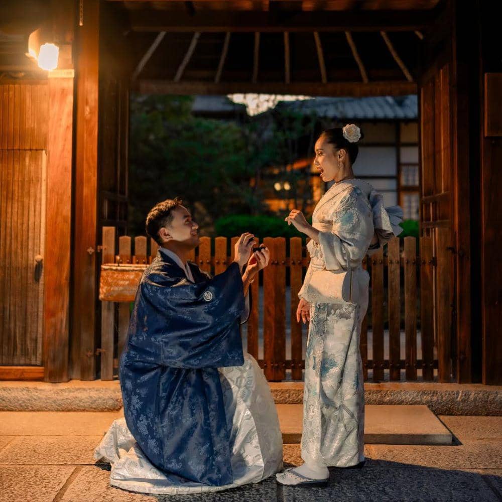 Potret Mesra Lamaran Indian Akbar dan Siska ‘Minbite’ di Jepang