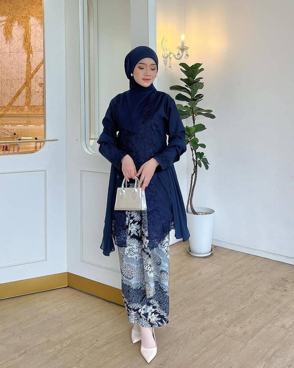 kebaya biru dongker 