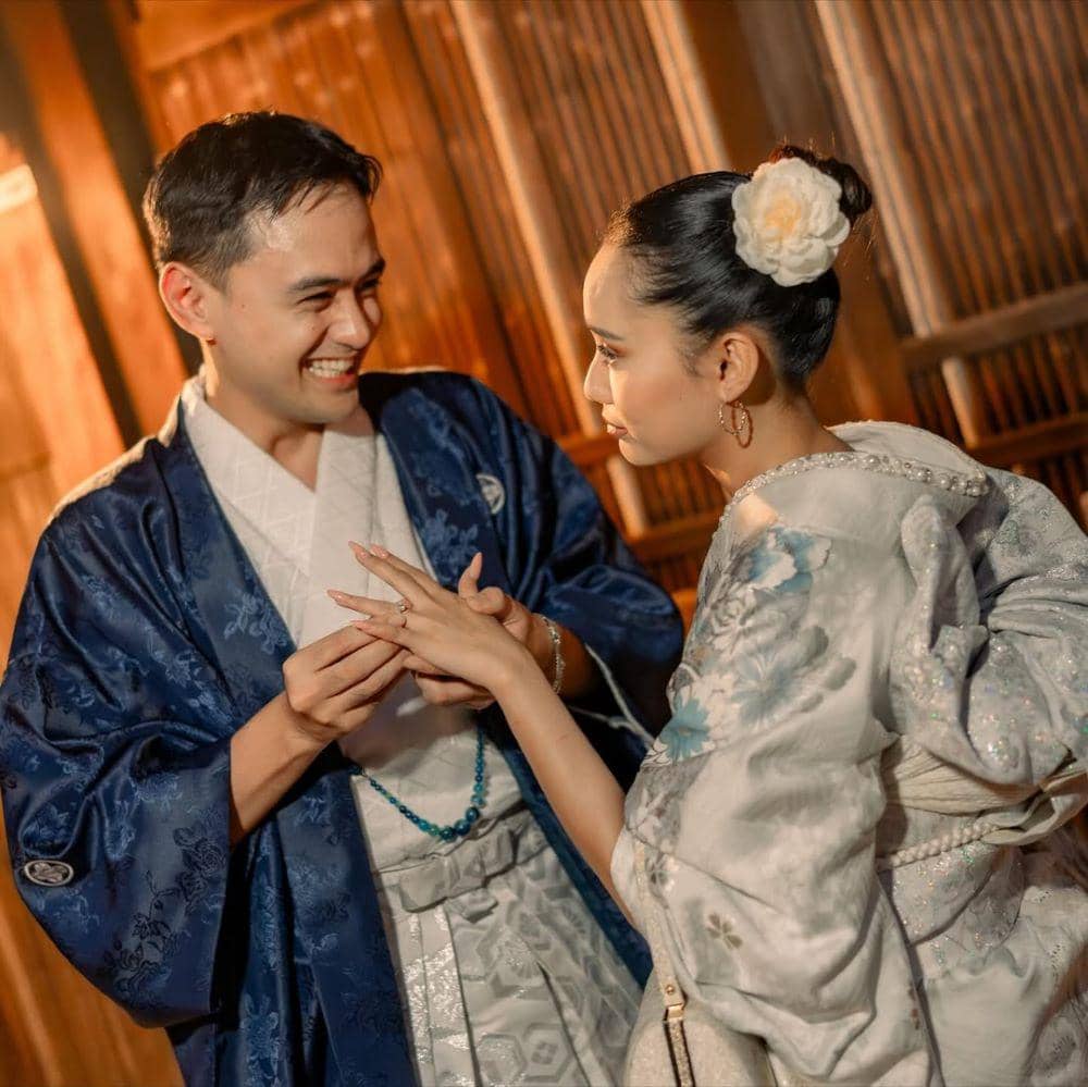 Potret Mesra Lamaran Indian Akbar dan Siska ‘Minbite’ di Jepang