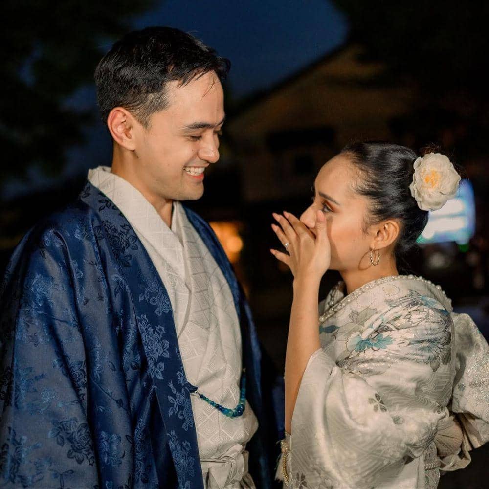 Potret Mesra Lamaran Indian Akbar dan Siska ‘Minbite’ di Jepang