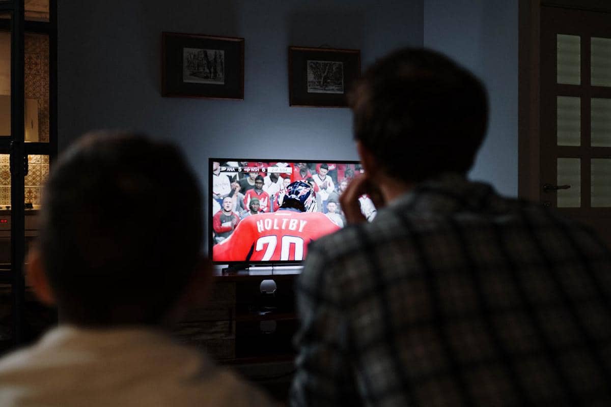 Menonton pertandingan olahraga di TV