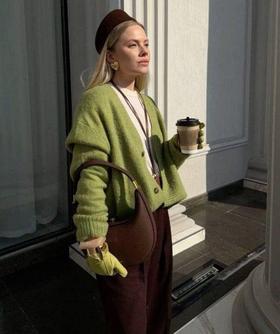 Top hijau dengan celana warna cokelat