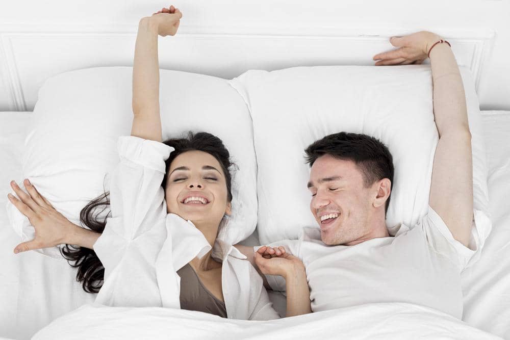 ilustrasi pasangan suami istri bangun tidur (freepik.com/freepik)