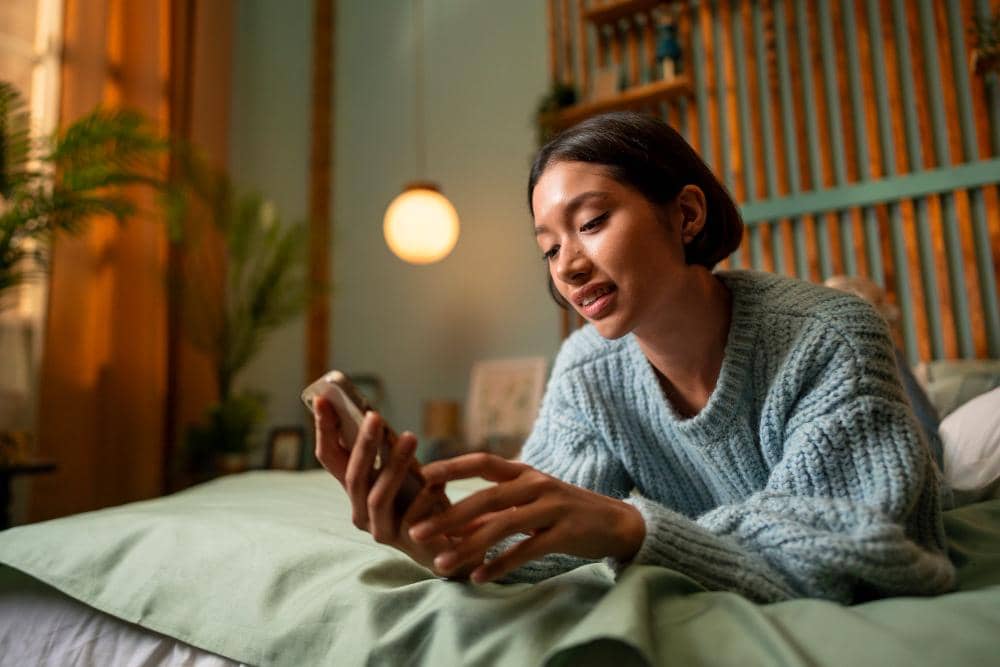 ilustrasi perempuan chatting (freepik.com/freepik)