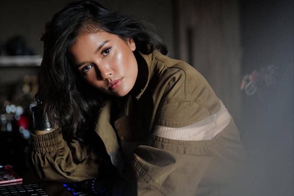 Bsk udh maret.. kok deg2kan ya 🙃Styled @sistine.dts Photo @rendharais.jpg