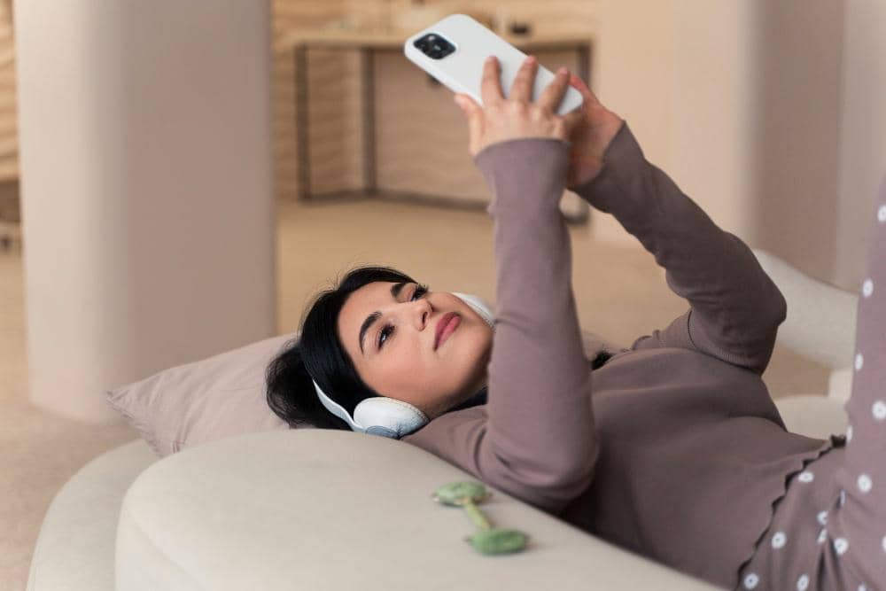 ilustrasi perempuan melakukan video call (freepik.com/freepik)