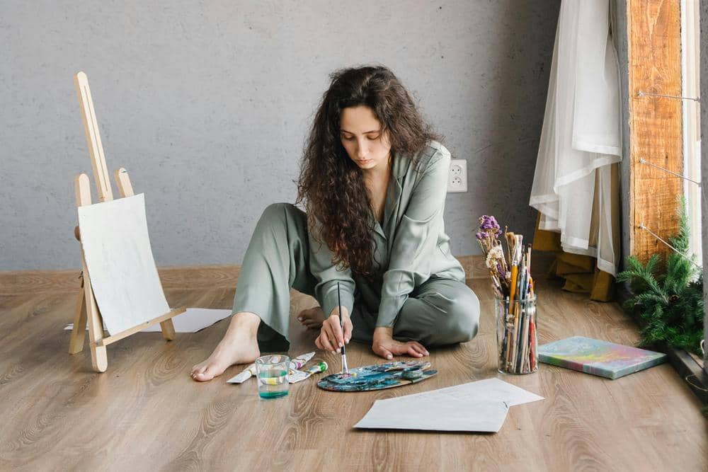 ilustrasi hobi melukis (freepik.com/Mikhail Nilov)