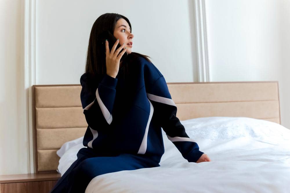 ilustrasi perempuan bertelepon (freepik.com/stockking)