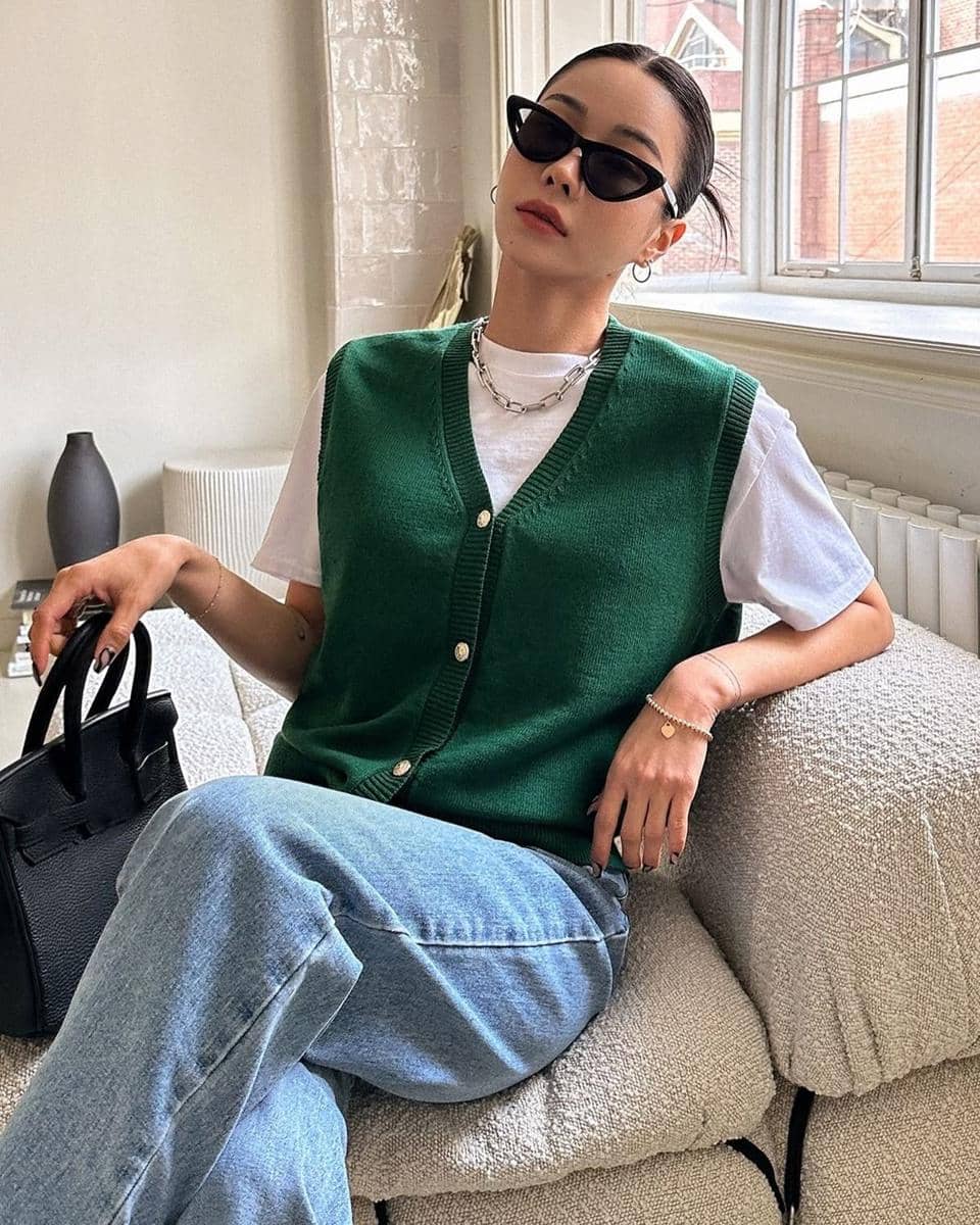 Blue jeans dan top hijau botol