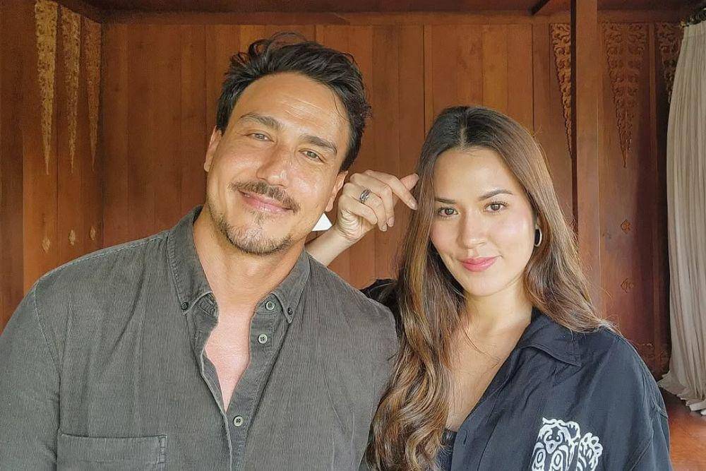 Perbandingan Keluarga Raisa dan Hamish Daud