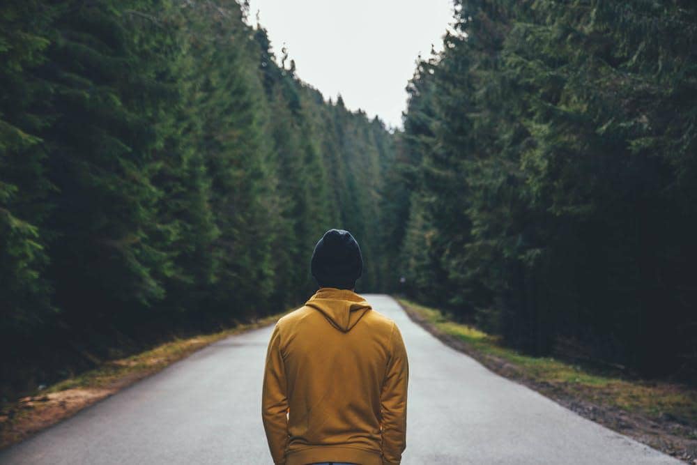 ilustrasi cowok berdiri (pexels.com/Vlad Bagacian)