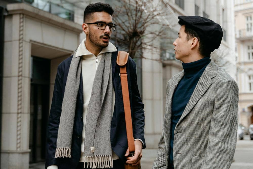 ilustrasi cowok ngobrol (pexels.com/MART PRODUCTION)