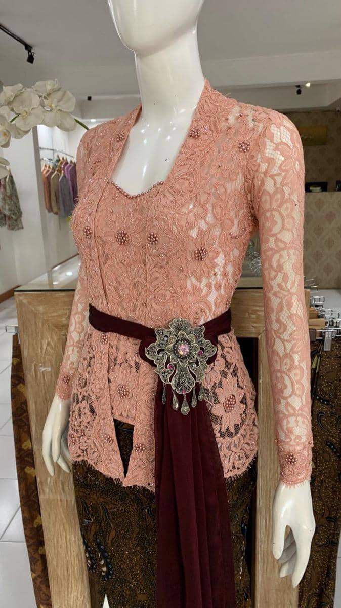 Kebaya Bali peach tua kain brokat