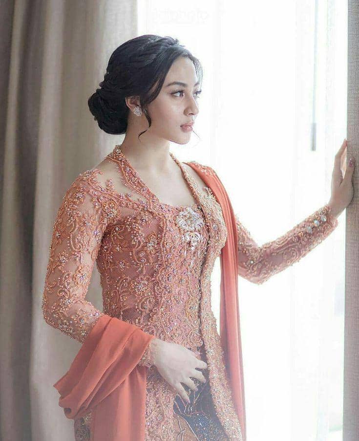 Kebaya peach model Kartini dengan motif kembang