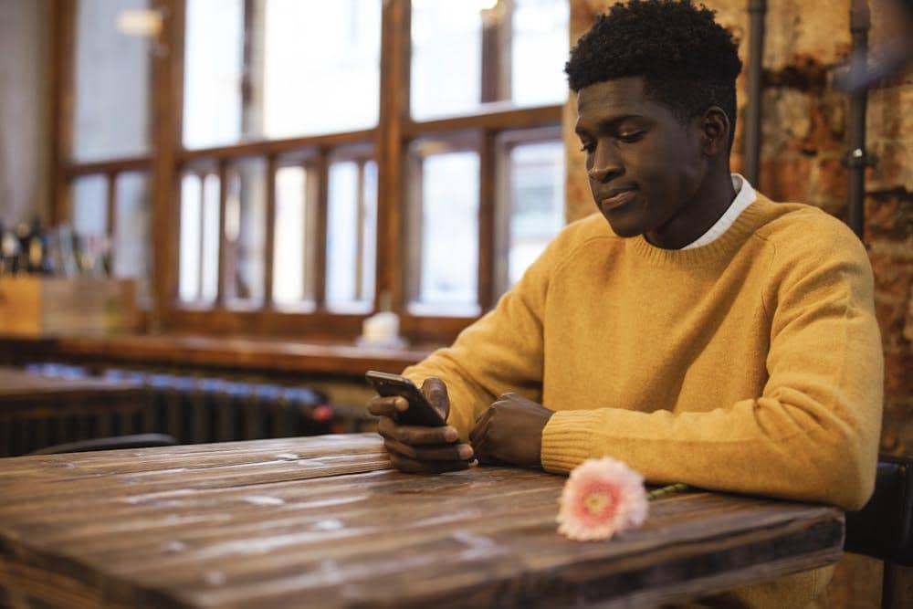 ilustrasi cowok chatting (pexels.com/cottonbro studio)