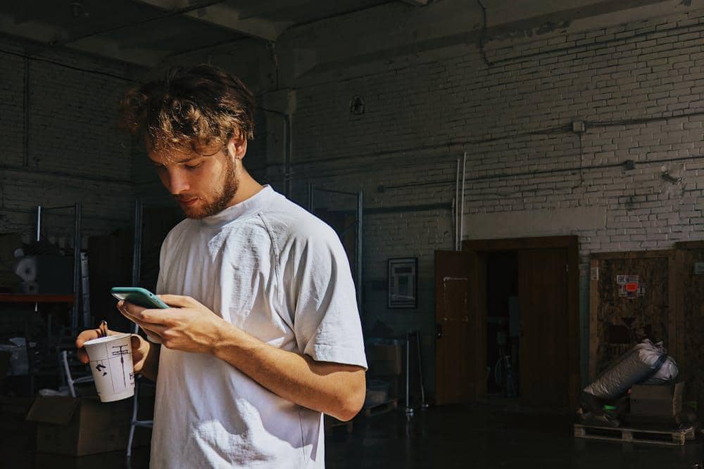 ilustrasi cowok chatting (pexels.com/// onetoforseeforall)