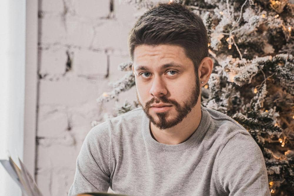 ilustrasi cowok ngambek (pexels.com/Alex Urezkov)