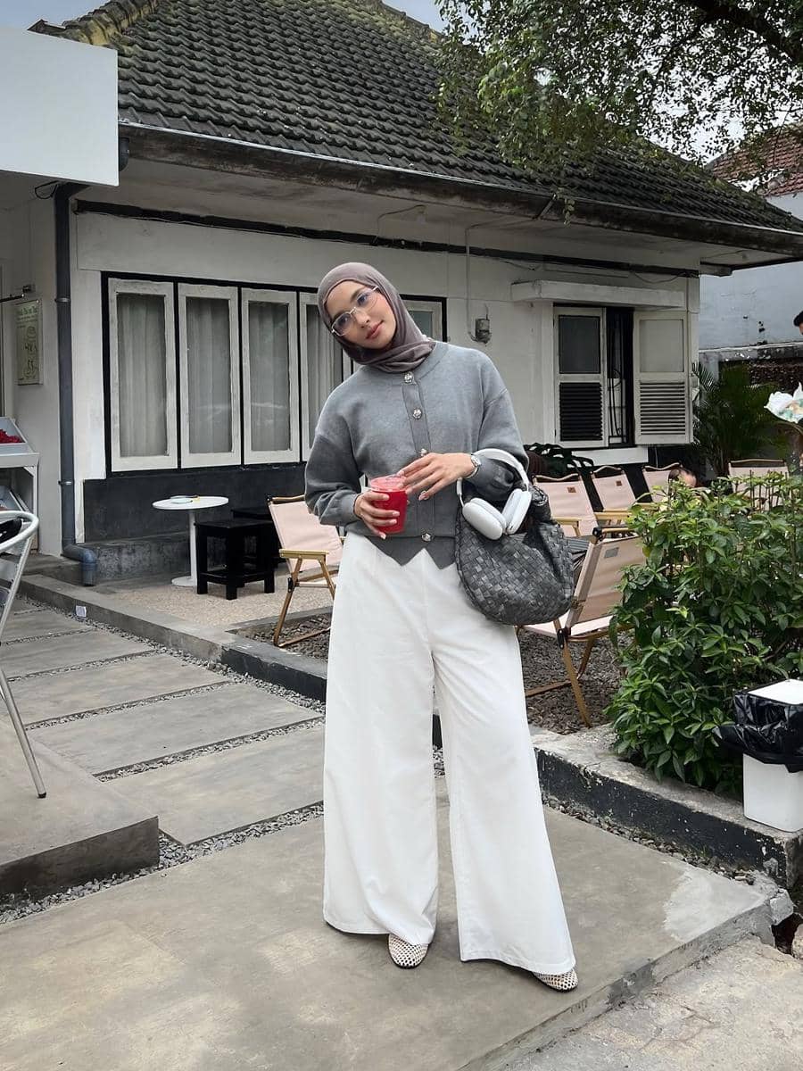 mix and match outfit abu-abu ala Fita Wulansari