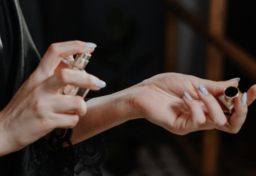 potret menggunakan parfum Regazza