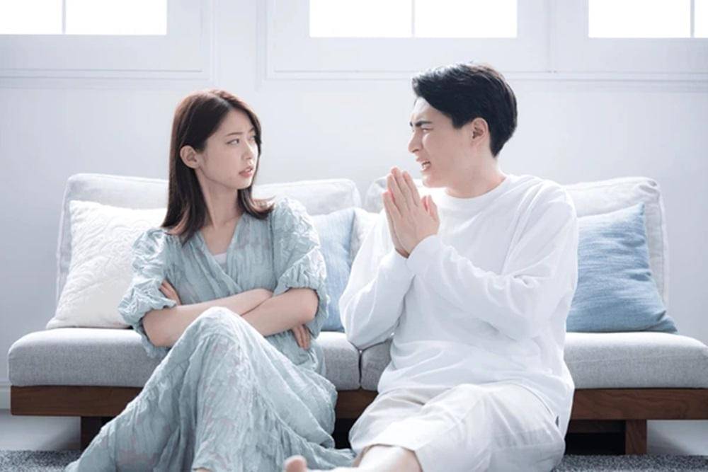 japanese-couple-arguing-man-apologizes-600nw-2647097381.jpg