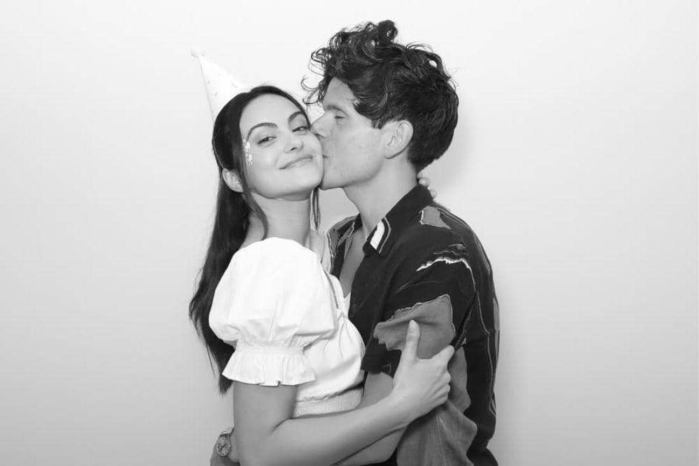 Fakta Pertunangan Camila Mendes dan Rudy Mancus