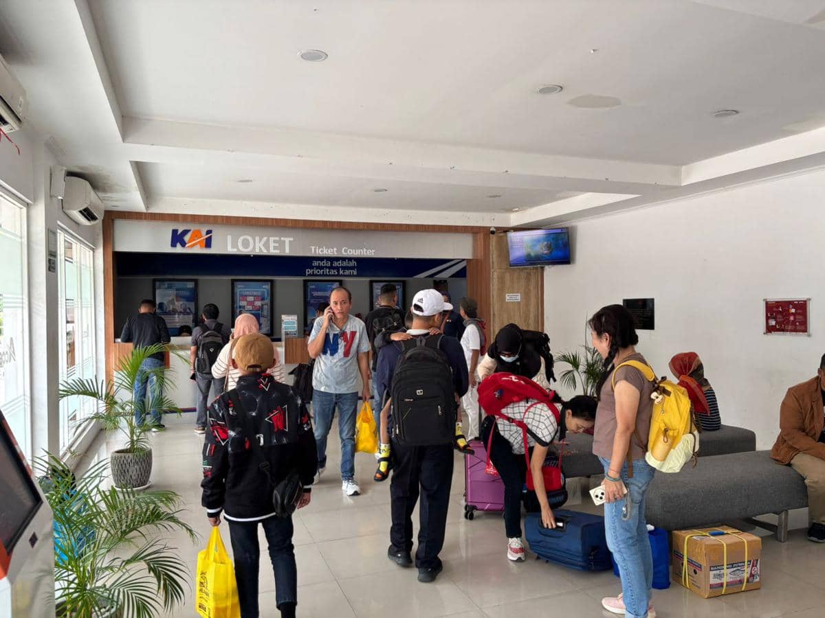 Sejumlah penumpang melakukan refund tiket kereta api di Stasiun Tawang Semarang. (Dok. KAI Daop 4 Semarang)