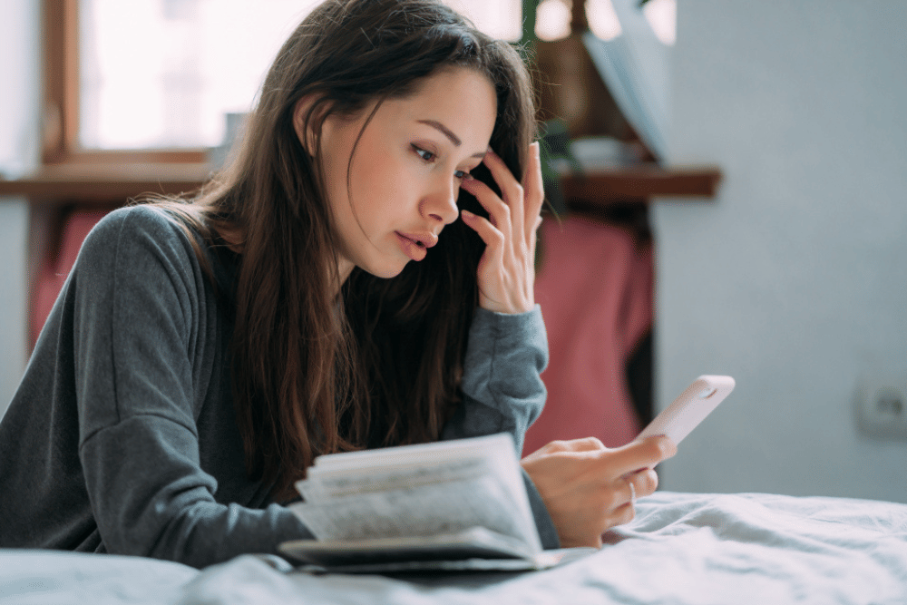 Ilustrasi perempuan chatting (freepik.com/teksomolika)