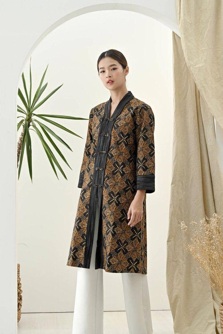 Tunik batik two-tone cokelat-charcoal yang earthy