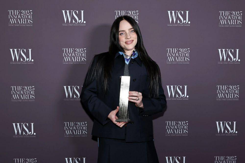 Billie Eilish menerima penghargaan Music Innovator of the Year di WSJ. Magazine 2025 Innovator Awards pada Rabu (29/10/2025). (Getty Images/Jamie McCarthy via Teen Vogue)
