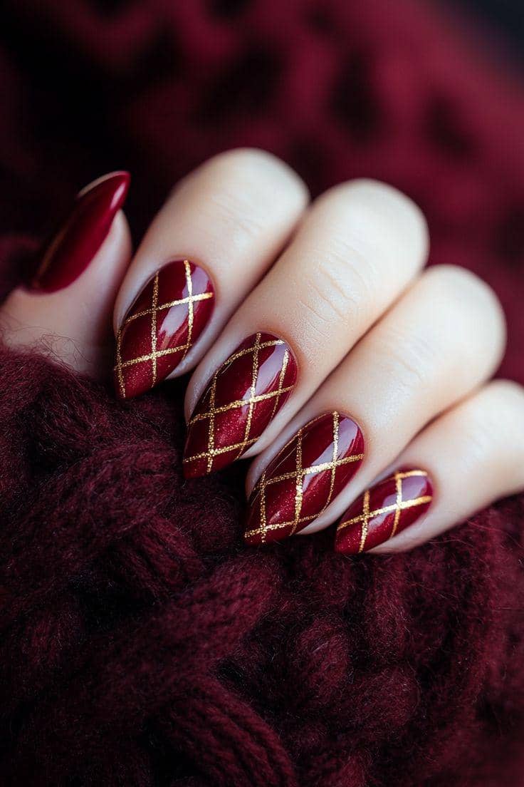Nail art maroon and gold fishnet pattern