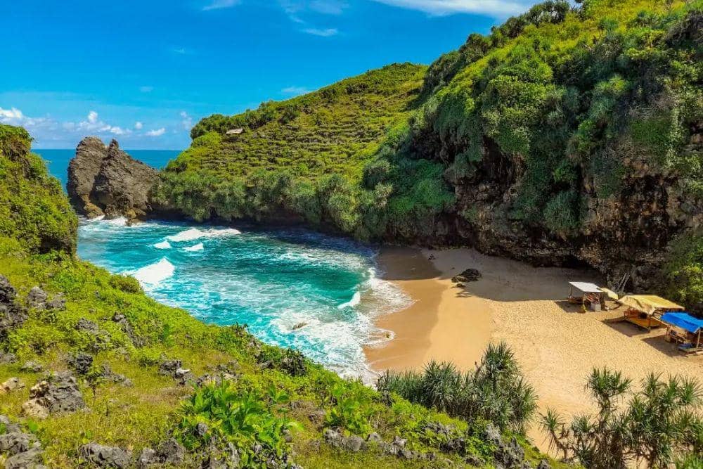 Pantai Ngrawah, Gunungkidul (instagram.com/bgspdyrdn)