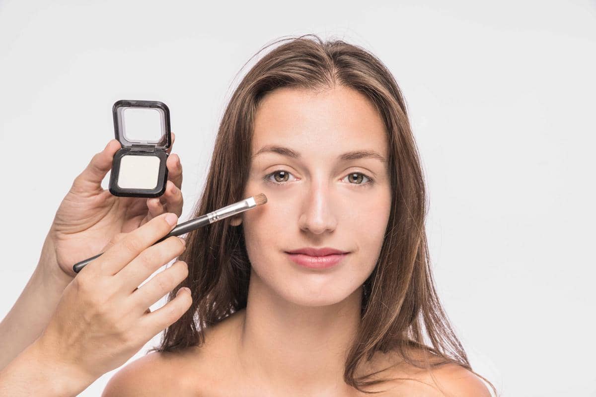 5 Cara Mengaplikasikan Highlighter agar Wajah Tampak Glowing Natural