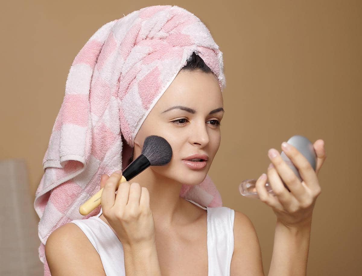 ilustrasi pakai bedak