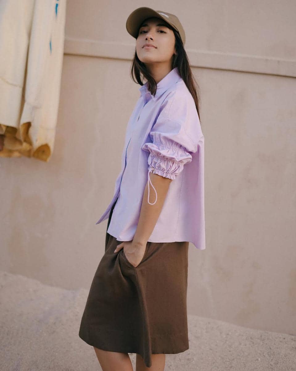 Gaya Sabrina Alatas bergaya kasual dengan kemeja lilac