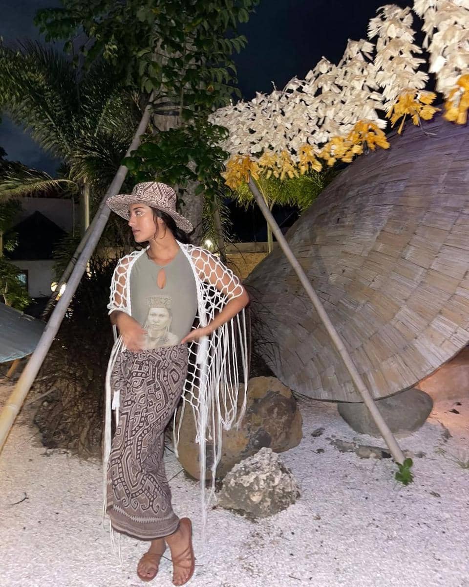 Gaya Sabrina Alatas menggunakan padu padan outer macrame dengan tanktop dan kain batik
